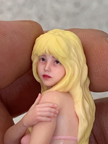 1:18 Yellow Hair Girl Miniature Figurine Resin Diorama Doll Toy Anime Scene Prop - Picture 2 of 8