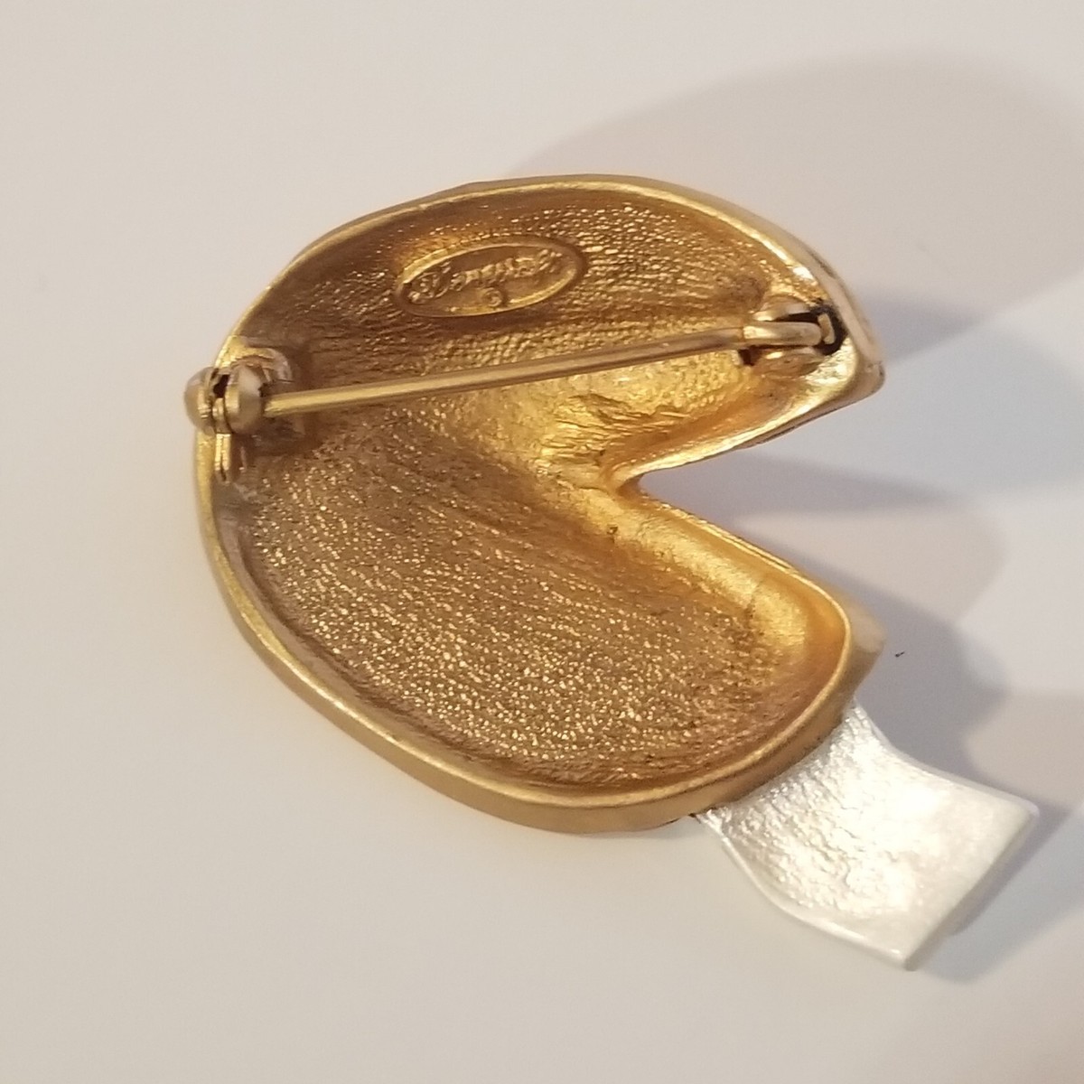 cadune 新品未使用タグ付き　ツイードジレ　金ボタン Danecraft Chinese Good Fortune Cookie Gold Tone Brooch Pin Vintage