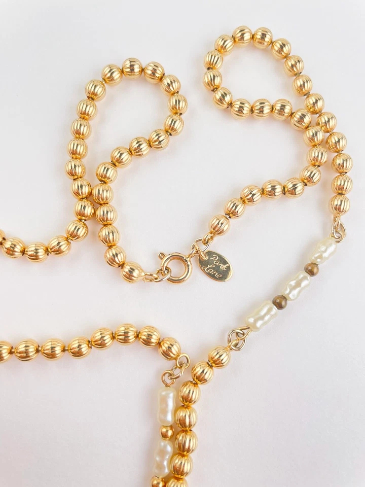 Collar largo firmado por Park Lane con cuentas en tono dorado y perlas de imitación oblongas Foto 4 de 4