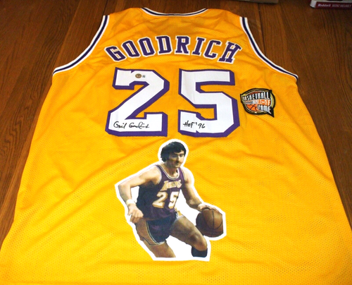 GAIL GOODRICH AUTO LAKERS 1972 NBA CHAMP/HOF PHOTO JERSEY "HOF'96"+CARD-BAS-SALE - 第 1/13 張圖片
