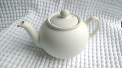 TEAPOT 2-3 CUP. MATT WHITE MADE BY PRISTINE POTTERY. MOTHERS GIFT. BRAND NEW - Picture 6 of 7