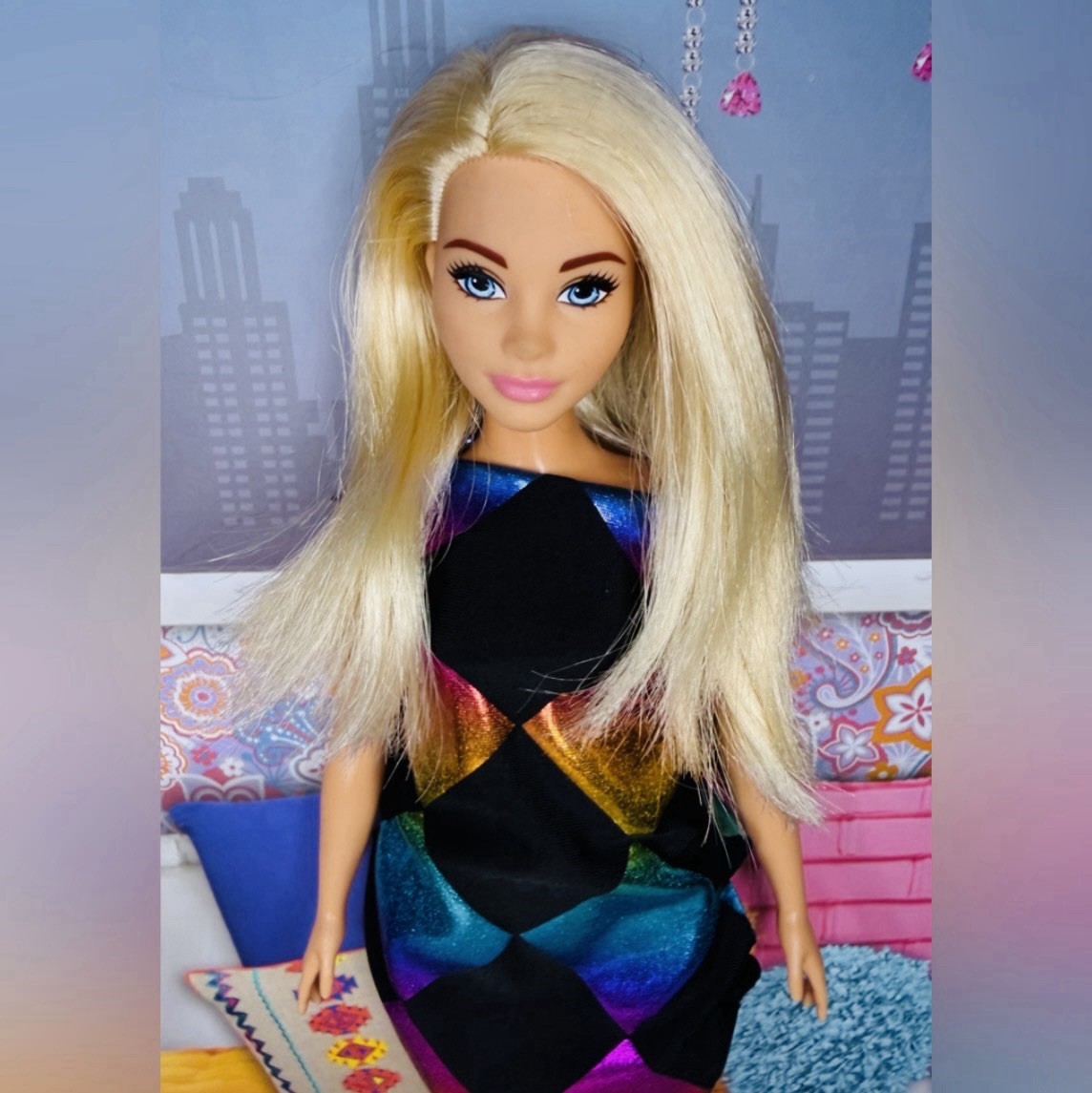 Barbie  CURVY FASHIONISTA Blonde Hair DOLL Smile