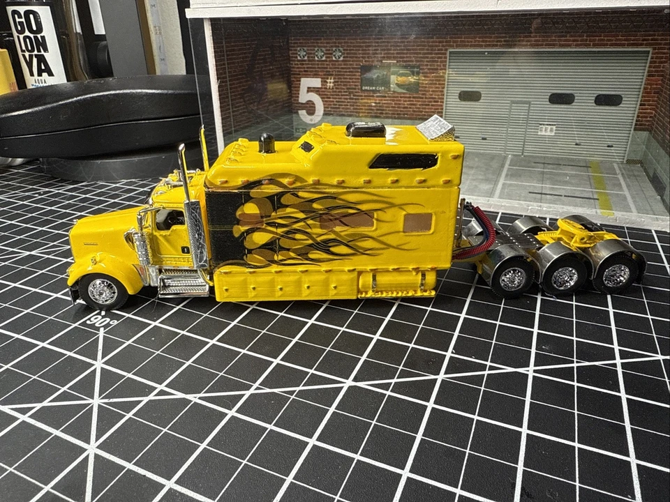 DCP 1:64 KENWORTH W900 Custom Made Long Sleeper - Image 2 of 4