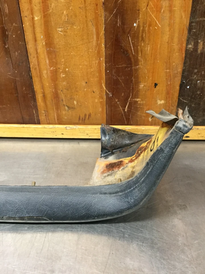 Triumph TR6 70-76 • Almohadilla de choque inferior original del tablero, lado del pasajero. Usado. KT1633 Foto 4 de 4