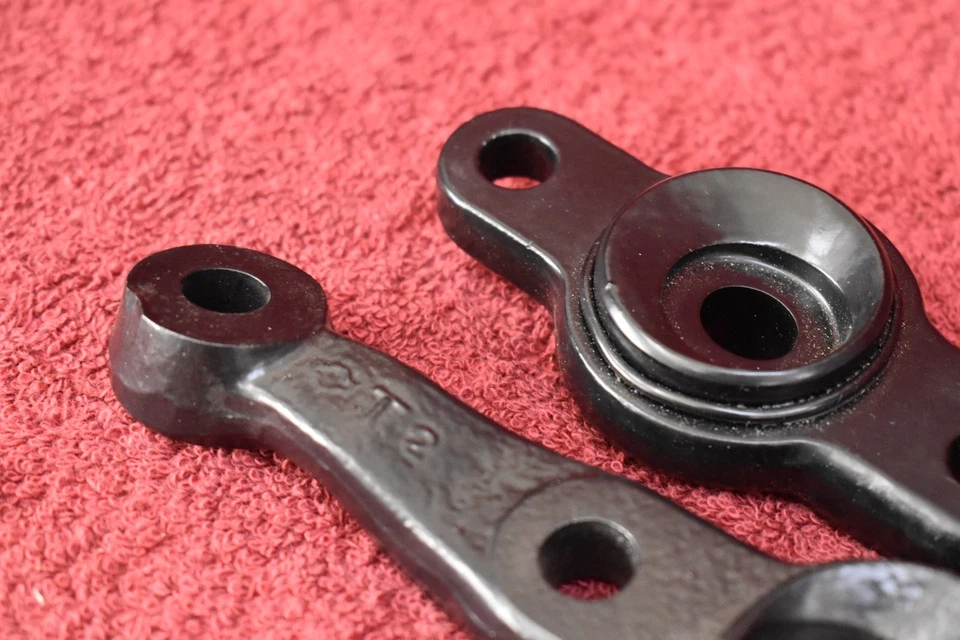 70-78 Datsun 240Z 260Z 280Z steering knuckle pair RH + LH OEM used - Image 3 of 4