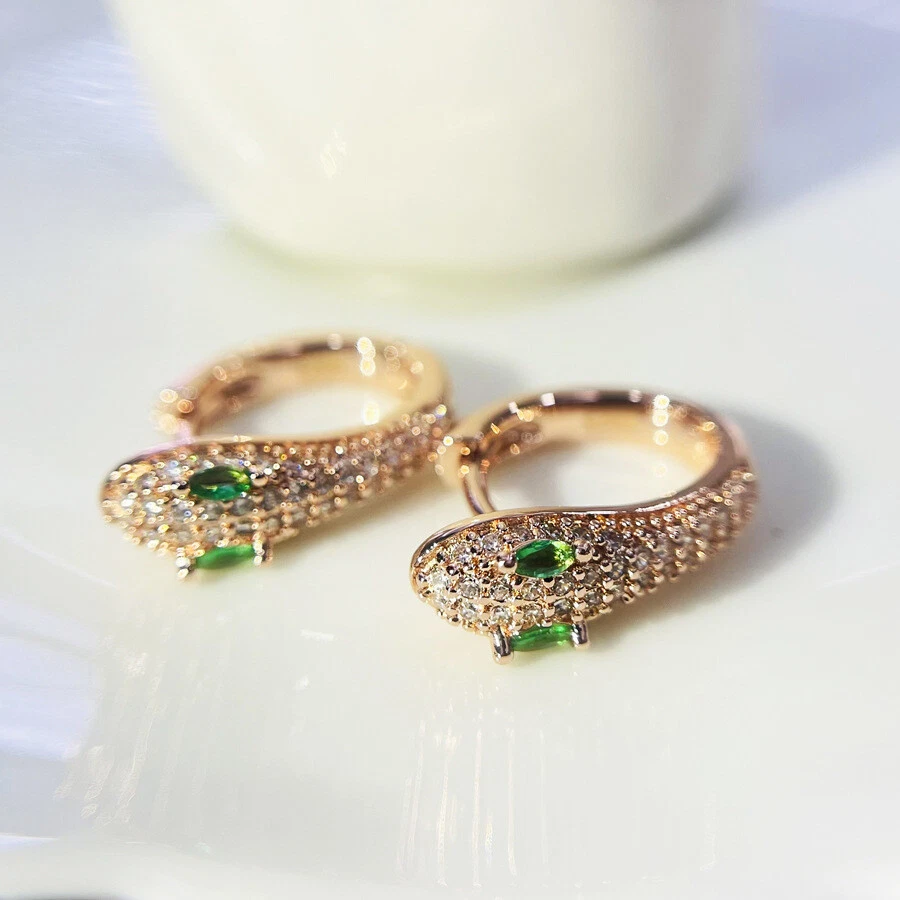 Pendientes de serpiente brillantes - aros Huggie de circonita cúbica pavé - opciones de tono oro rosa/plata Foto 4 de 4