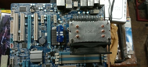 Mainboard Gigabyte GA-870A-UD3 mit AMD X4 Prozessor mit einer Kiste PC teile