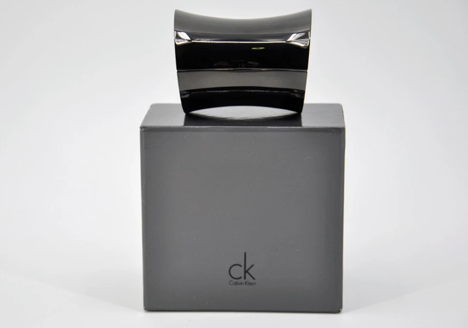 Brazalete ancho de acero inoxidable para mujer Calvin Klein negro 6,5 y 7,5 pulgadas Foto 2 de 4