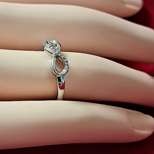 ZALES 10K WHITE GOLD & DIAMOND INFINITY RING (sz6) 2.1gr