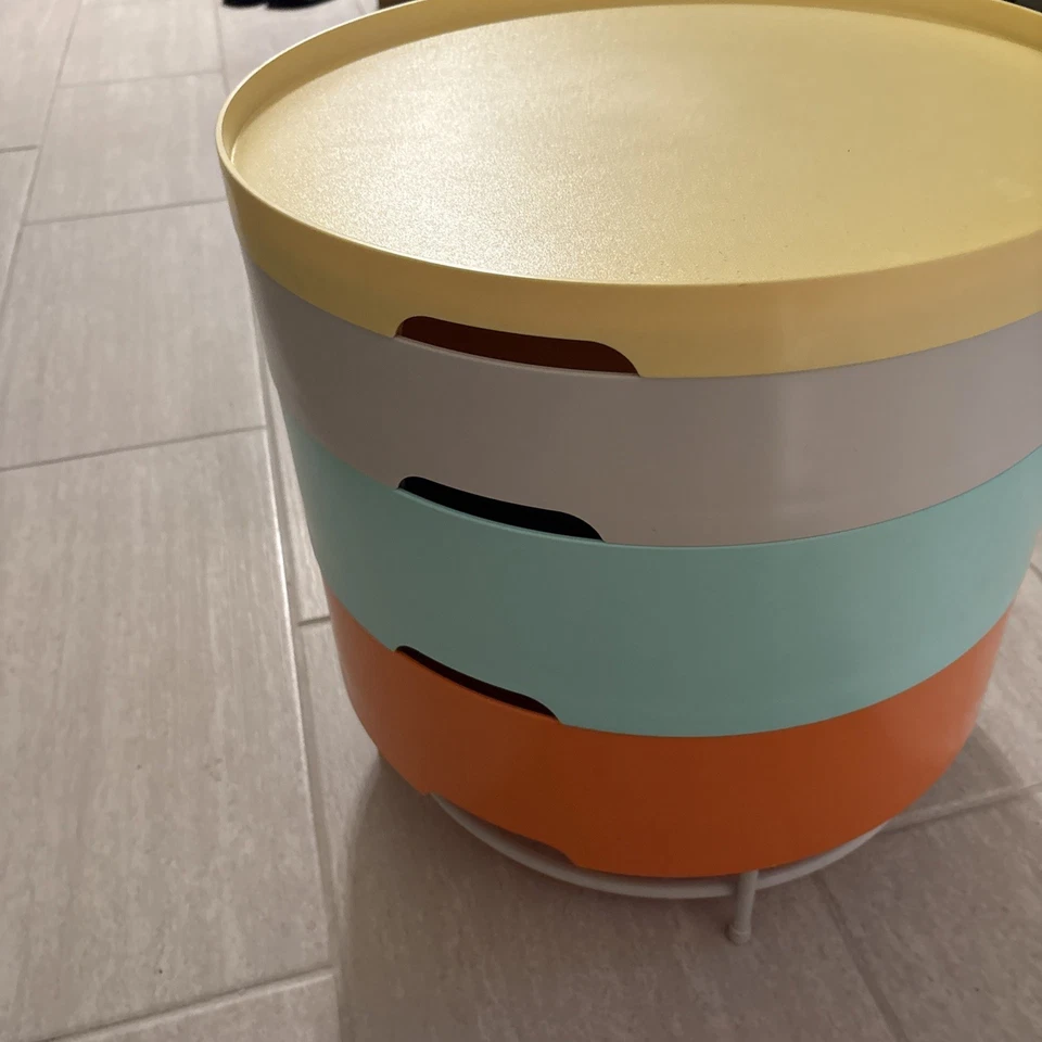 Mesa auxiliar de almacenamiento vintage Ikea PS 2014 retro redonda colorida con compartimento de plástico Foto 2 de 4