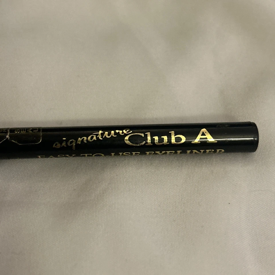 SIGNATURE CLUB A EASY TO USE EYELINER PENCIL New See Pictures - Image 2 of 4