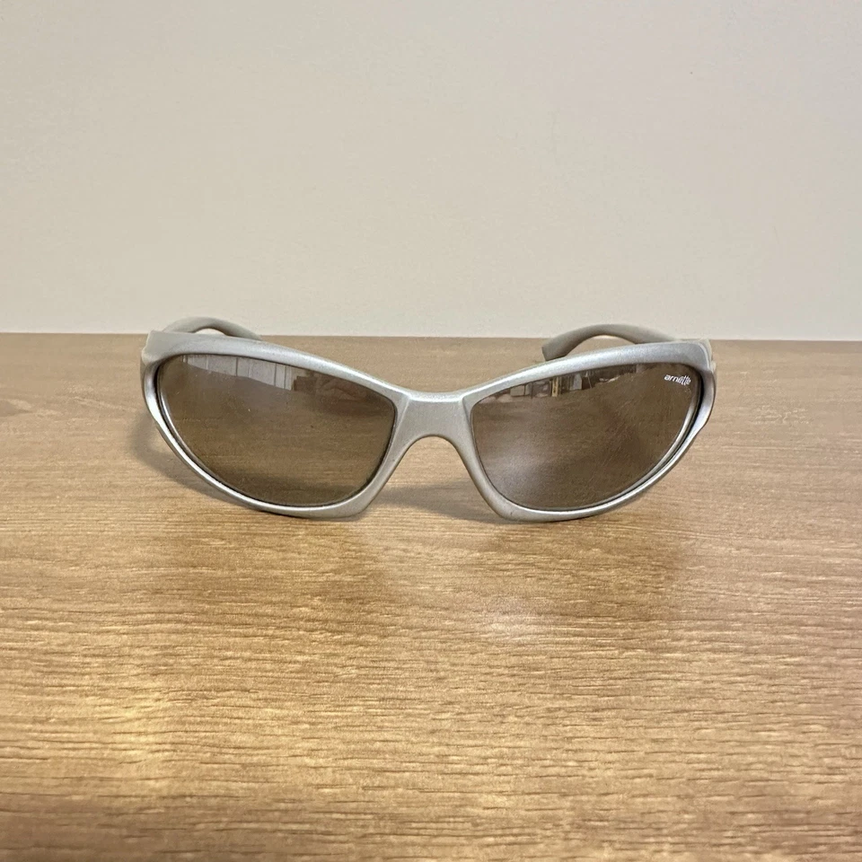 Gafas de sol Arnette vintage años 90 envolventes deportivas esquí cuervo plateadas metálicas Y2K años 2000 Foto 2 de 4