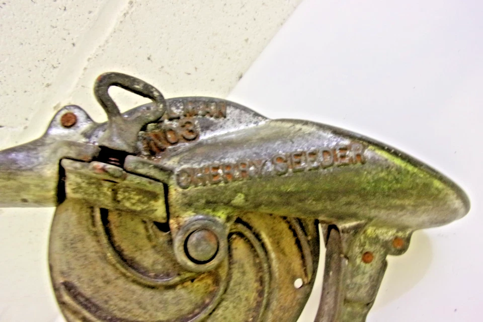 Original Mt. Joy PA. Cast Iron hand crank primitive cherry seeder ROLLMAN No.3 - Image 4 of 4