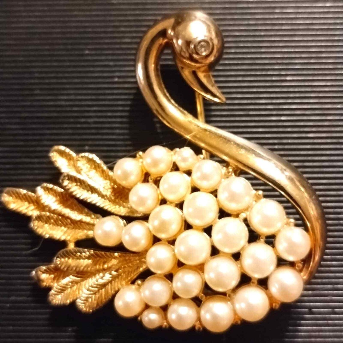 Beautiful golden vintage swan Brooch with the cluster of beautiful