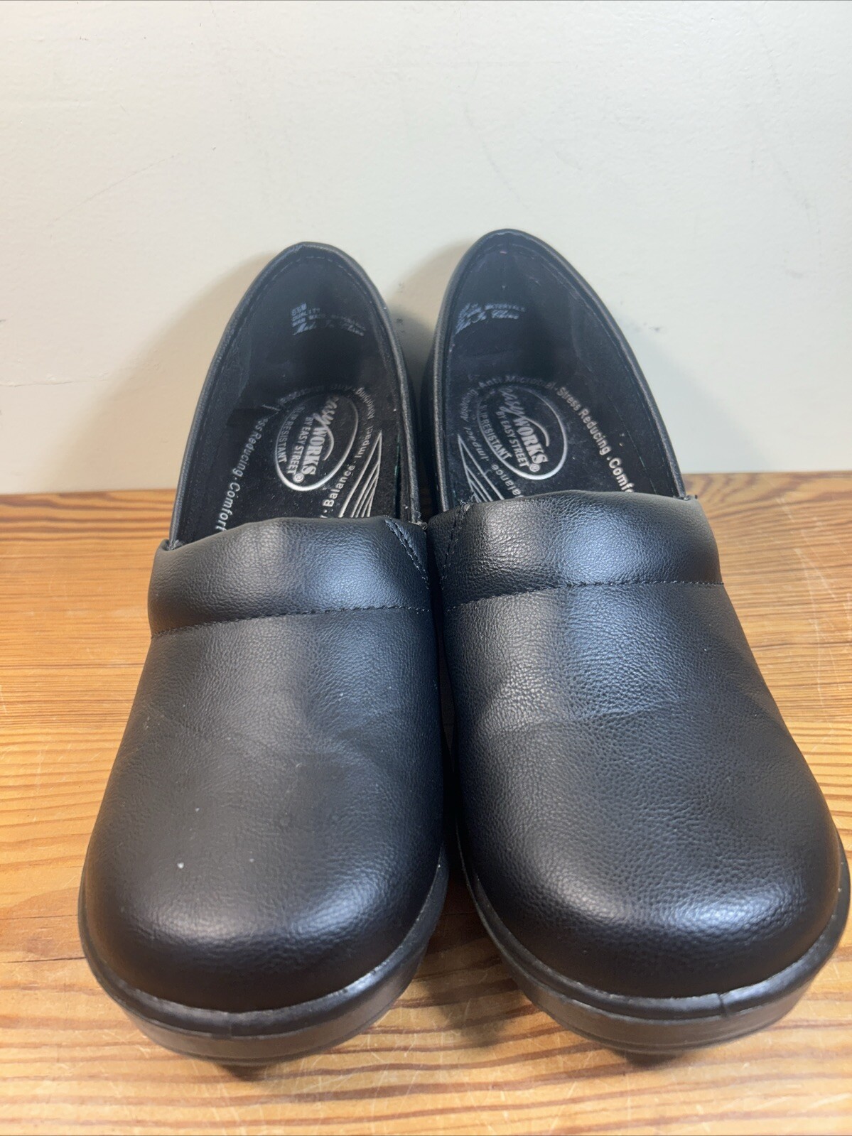 Easy Works Lyndee women's Slip Resistant Clogs Size 8.5M Black faux leather