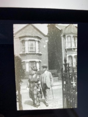 KLUGES ÄLTERES PAAR ZU HAUSE GEHEN MAGISCHE LATERNE DIA FOTOGRAFIE um 1910