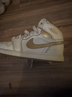 Nike Air Jordan 1 Teens White/Gold Leather Lace-Up Athletic High-Top Sneaker