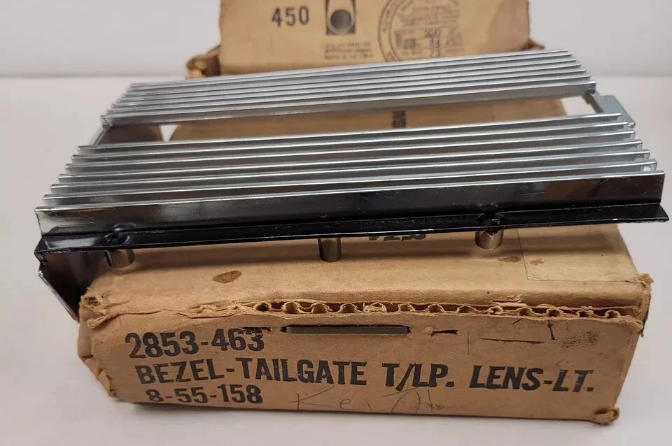 Chrysler Newport 1968 puerta trasera izquierda bisel cubierta embellecedor 2853463 nuevo en stock Foto 4 de 4