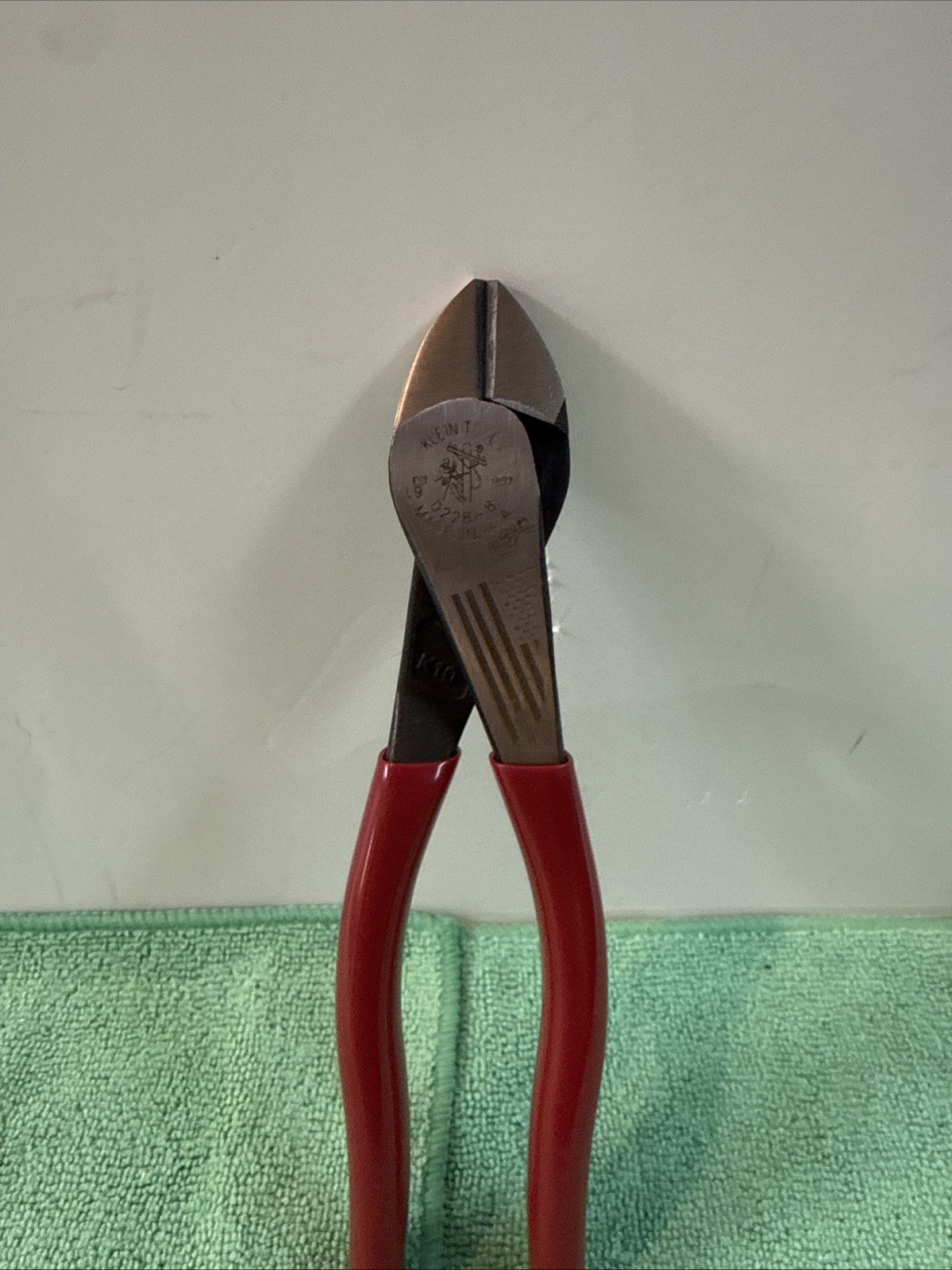 Klein Tools D228-8 Diagonal Cutting Pliers High-Leverage 8-Inch Pliers