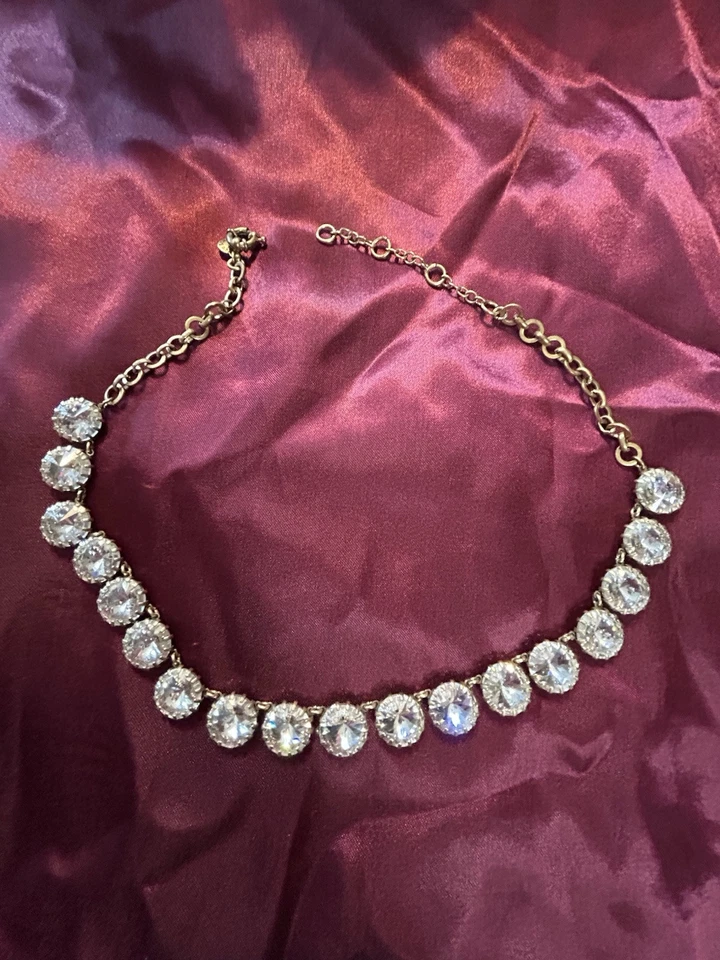 Collar distintivo de cadena de oro con estrás de cristal transparente firmado por J Crew Foto 4 de 4