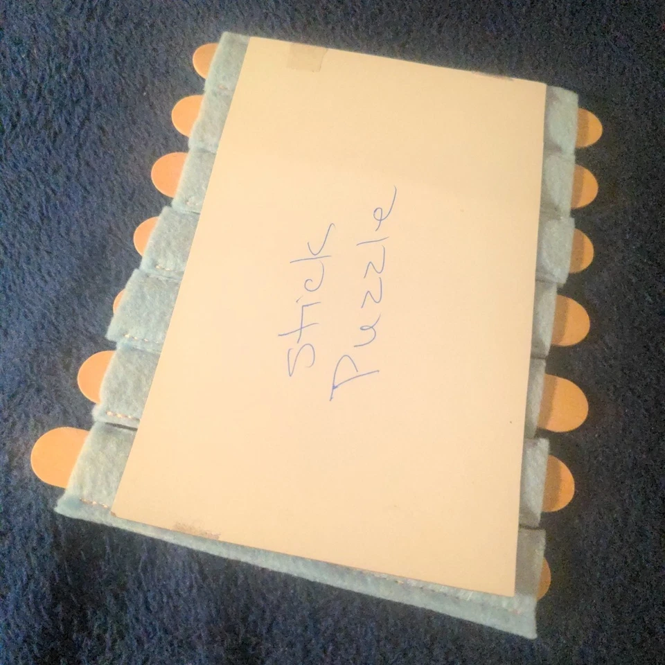 Rompecabezas de palo de fieltro hecho a mano - lindo ratón gris, fondo azul ls Foto 4 de 4