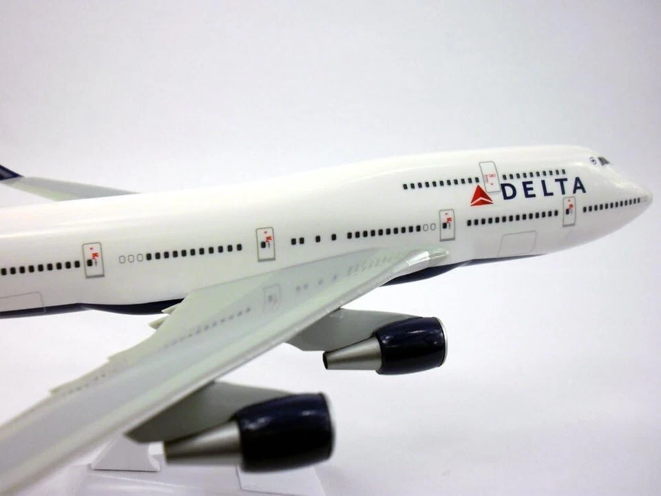 Modelo de avión a escala 1:200 Flight Miniatures Delta Airlines Boeing 747-400 Foto 4 de 4