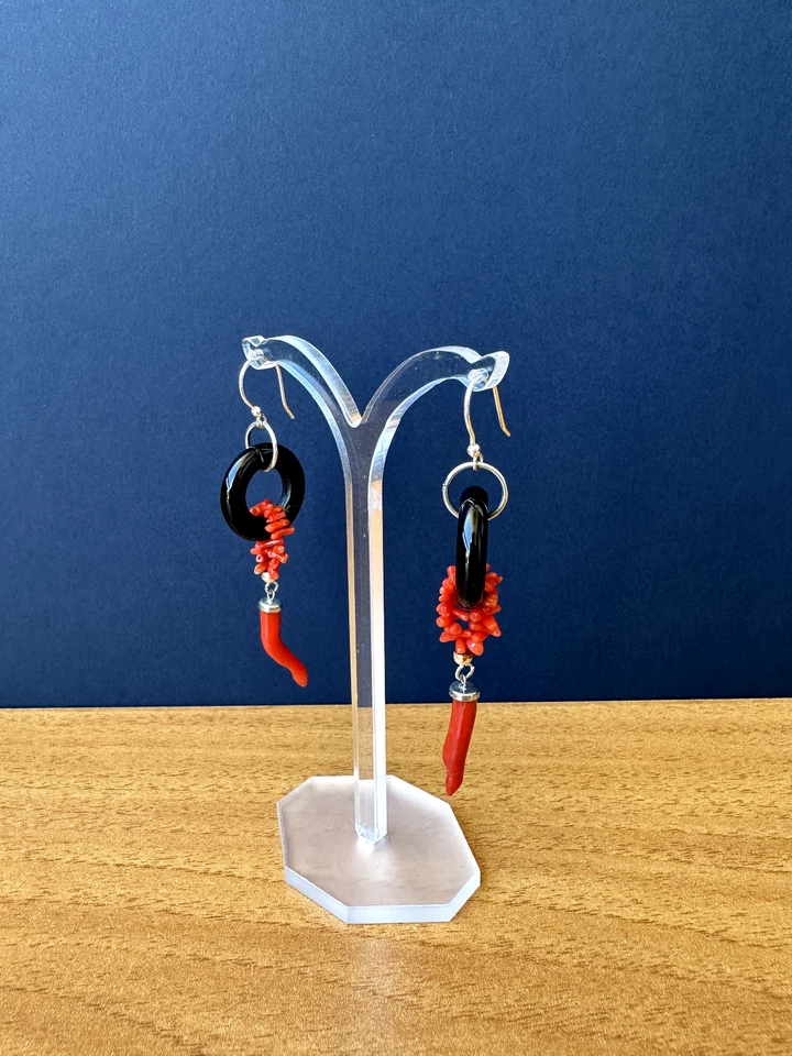 Orecchini in argento 925, vero corallo rosso mediterraneo naturale e onice - Immagine 2 di 4