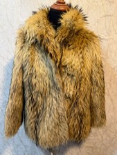 Hermosa chaqueta de piel de lujo con piel natural larga y peluda con un rico oro