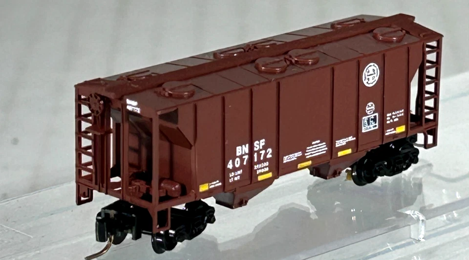 MICRO-TRAINS Z SC 2-BAY COVERED HOPPER CAR BNSF 53100262 - Image 3 of 3