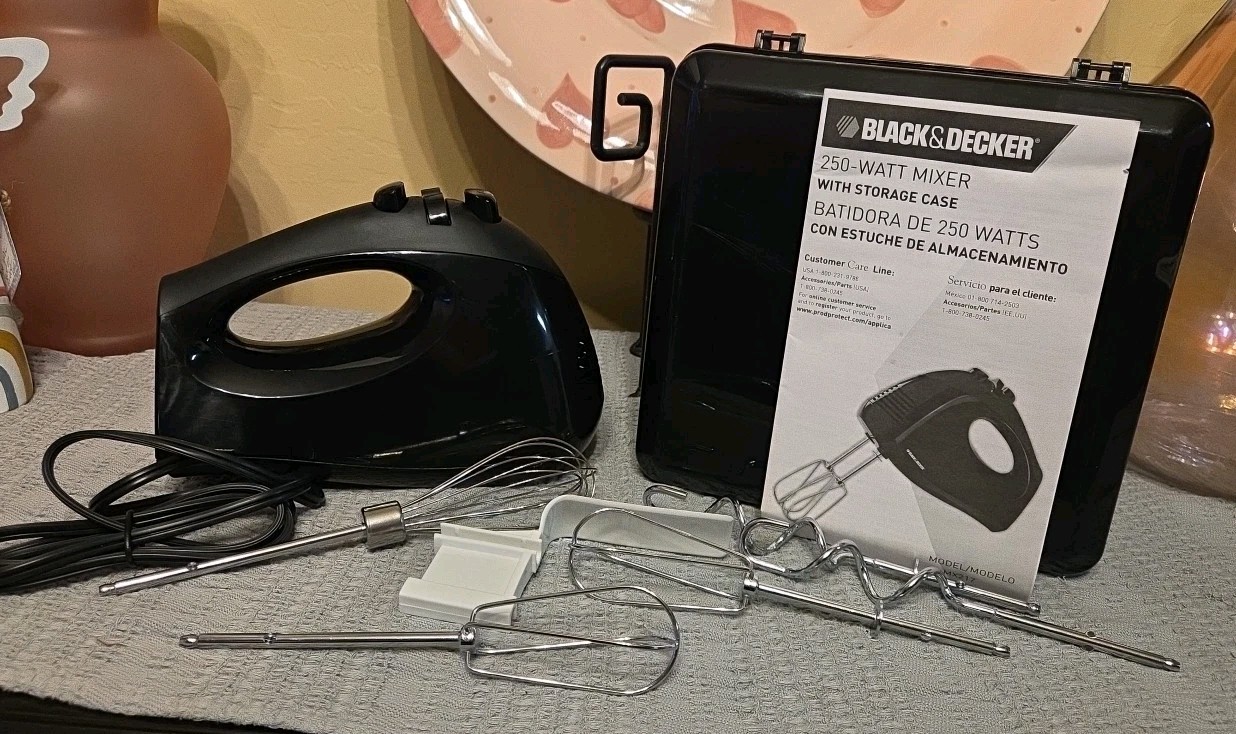 Black And Decker 6 Speed Hand Mixer Model MX217 With Case & 