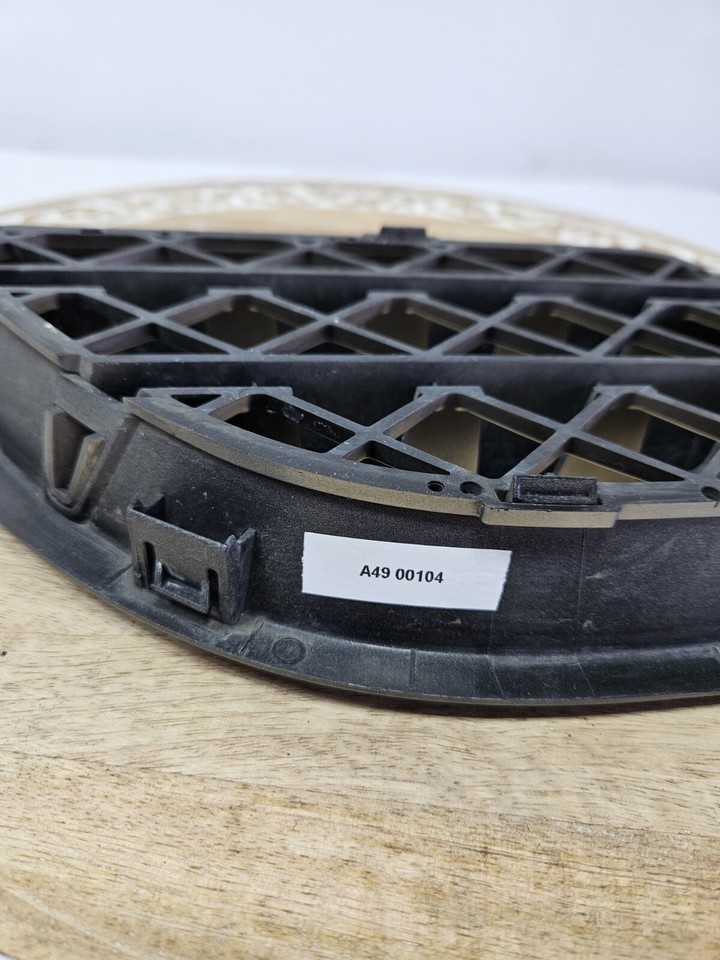 0609 Range Rover Sport L320 RH Right Passenger Fender Grille Vent Trim