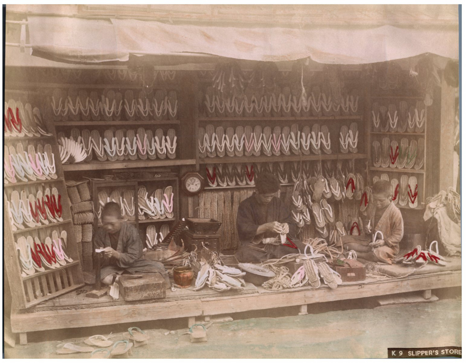 Japon, Slipper's store Vintage albumen print. Tirage albuminé aquarellé