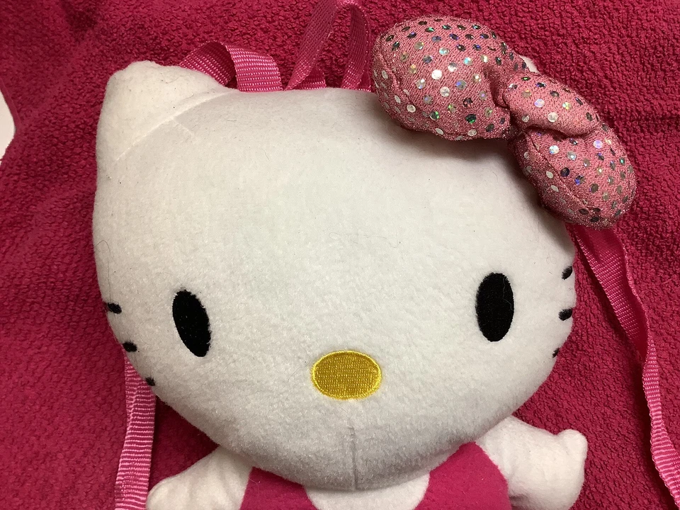 Hello Kitty Sanrio Backpack Plush White 12” Pink Dress & Bow Zipper Back Pouch - Imagem 3 de 4