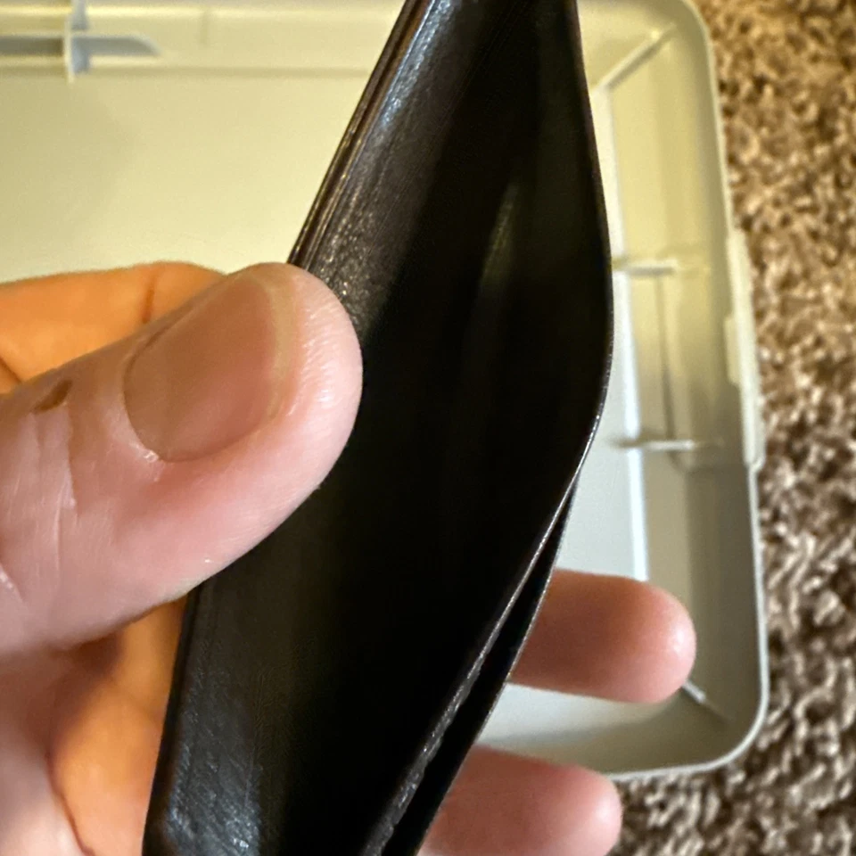 Portatarjetas CH Carolina Herrera marrón oscuro con monograma de cuero Foto 4 de 4