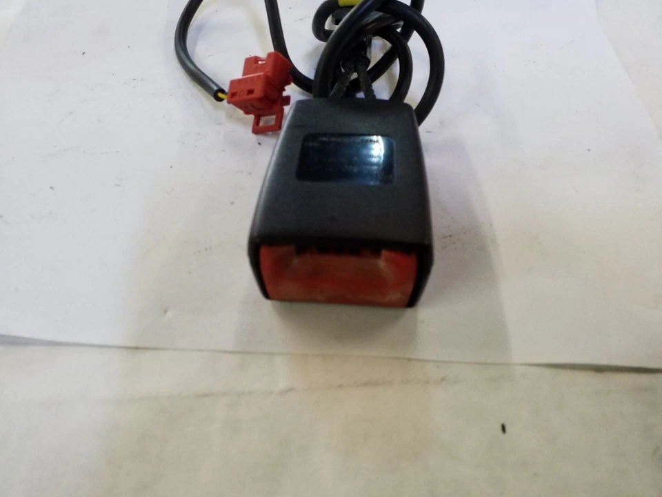 Hebilla cinturón seguridad pasajero delantero derecho | 96 97 98 99 mercedes-benz c230 c280 Foto 4 de 4