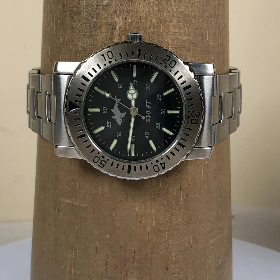 Reloj analógico de cuarzo tono plateado con logotipo de cara de tiburón estilo libre para hombre de 39 mm 8 1/4" Foto 2 de 4