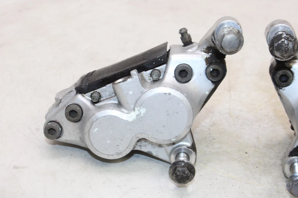 Yamaha FZR600R 1996 OEM Juego de pinzas de freno delanteras derecha izquierda par de pinzas Foto 2 de 4