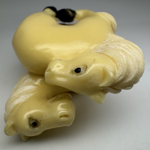 Vintage Japanese Double Horse Netsuke/Okimono Hand Carved Resin 2”x2”x1” - Picture 13 of 15