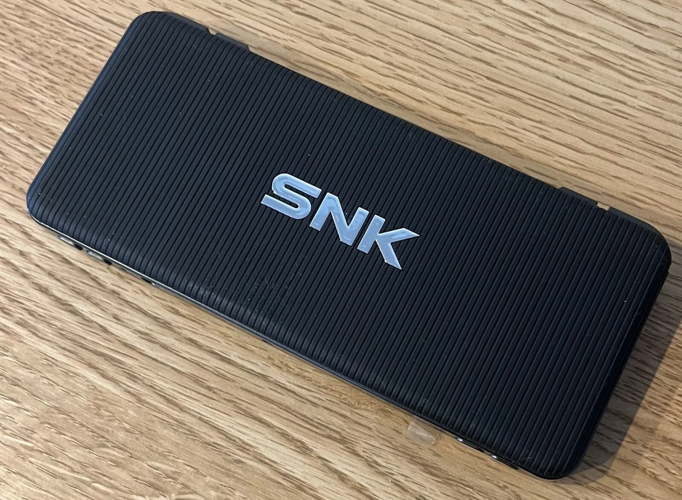 Console portable Neo Geo X Gold édition limitée avec manette boîte ouverte en... - Photo 3/4