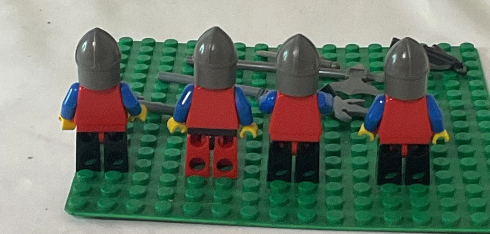 VTG Lego Castle Knights Classic Lot of 4 Minifigure w/Accessories - Image 3 of 4