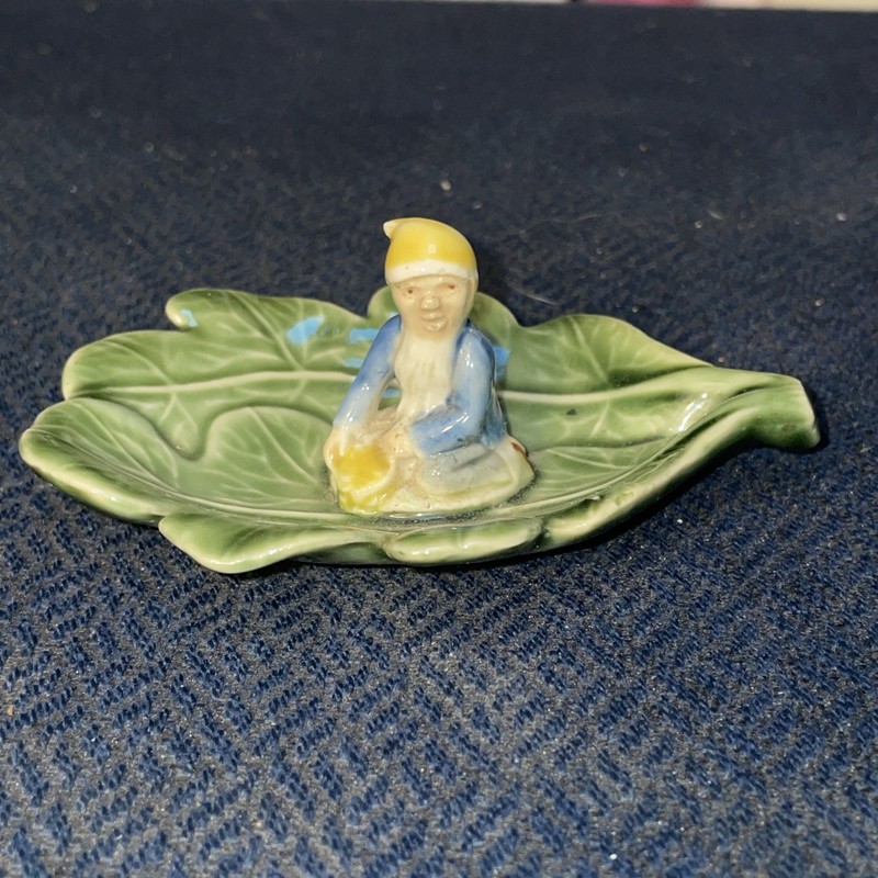 VTG SHAMROCK POTTERY PORCELAIN HAND PAINTED ELF  LEPRECHAUN LEAF TRINKET DISH 