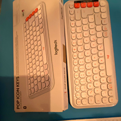 Logitech POP ICON KEYS kompakte Tastatur QWERTZ Deutsch weiß/orange