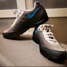 Nike Air Max Invigor Herren Turnschuhe  Gr. 42 JP 26,5 cm in grau & schwarz.