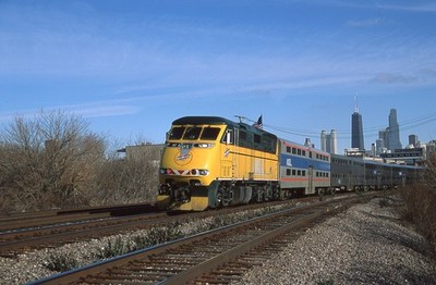 BN ORIG SLIDE METX METRA F59PHI #90 W/TRAIN - CHICAGO  IL 2024 - CNW HERITAGE