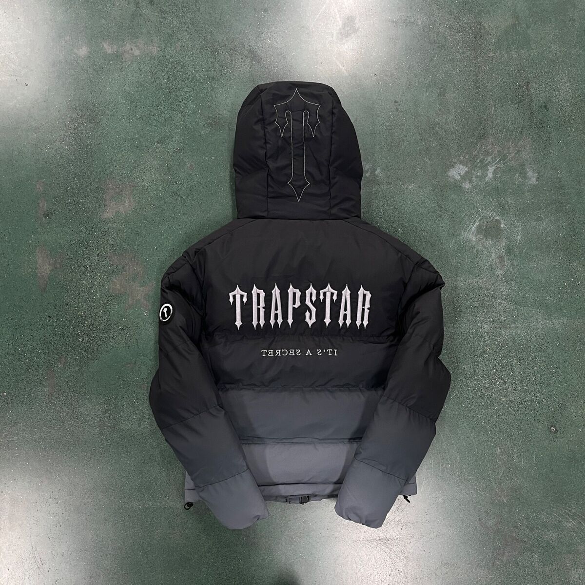 Chaqueta tampón decodificada Trapstar con capucha, color negro degradado