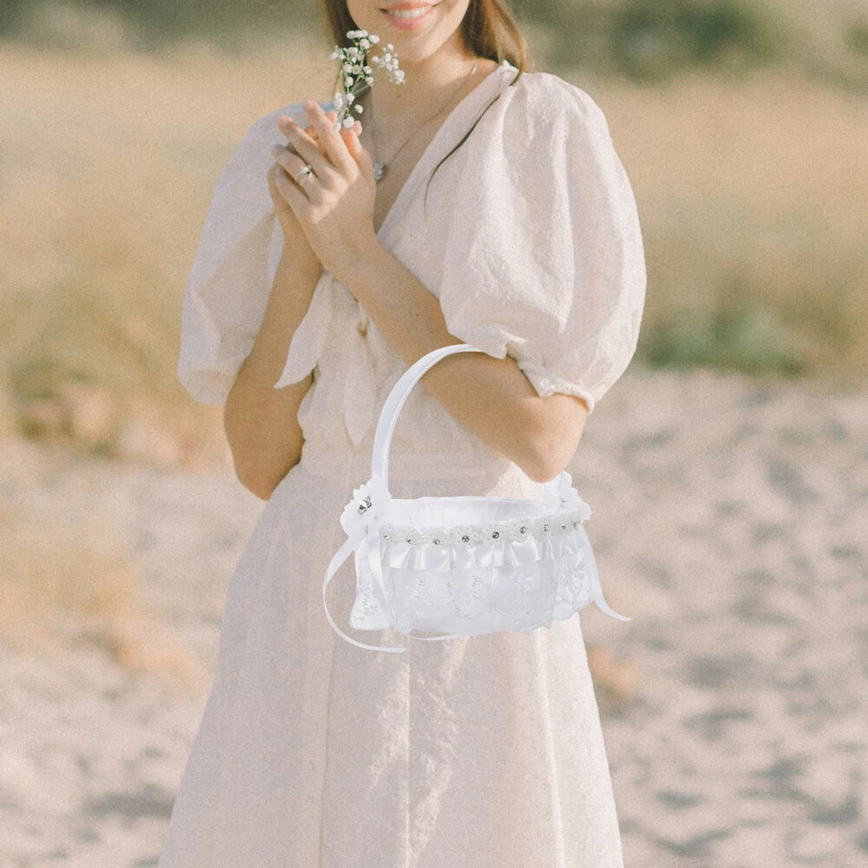 Cesta romántica de pétalos de rosa de 1 pieza de encaje para niñas con flores para ceremonia de boda Foto 2 de 4