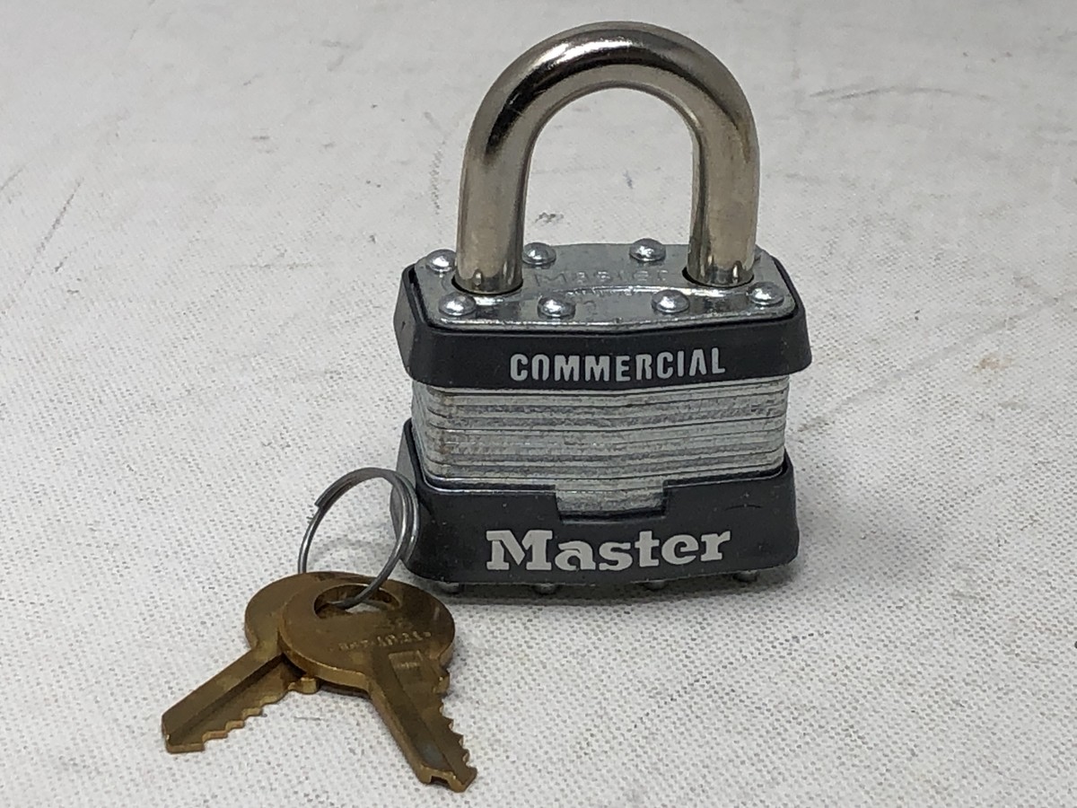 Master Lock Lucchetto Laminato 38mm – Chiave Identica N°3221, Arco In Acciaio, 3/4″ – Resistente E Sicuro - 2