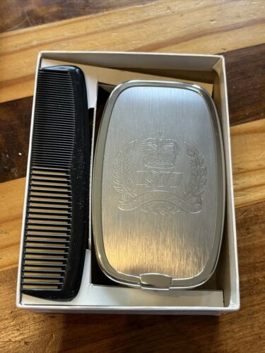 VINTAGE,THE QUEENS SILVER JUBILEE 1977  CLOTHES BRUSH & COMB SET - Foto 1 di 5