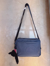 Nuevo con etiquetas Bolso Bandolera Kipling Abanu Cartera de Hombro en Azul Violeta KI1051 41 cm