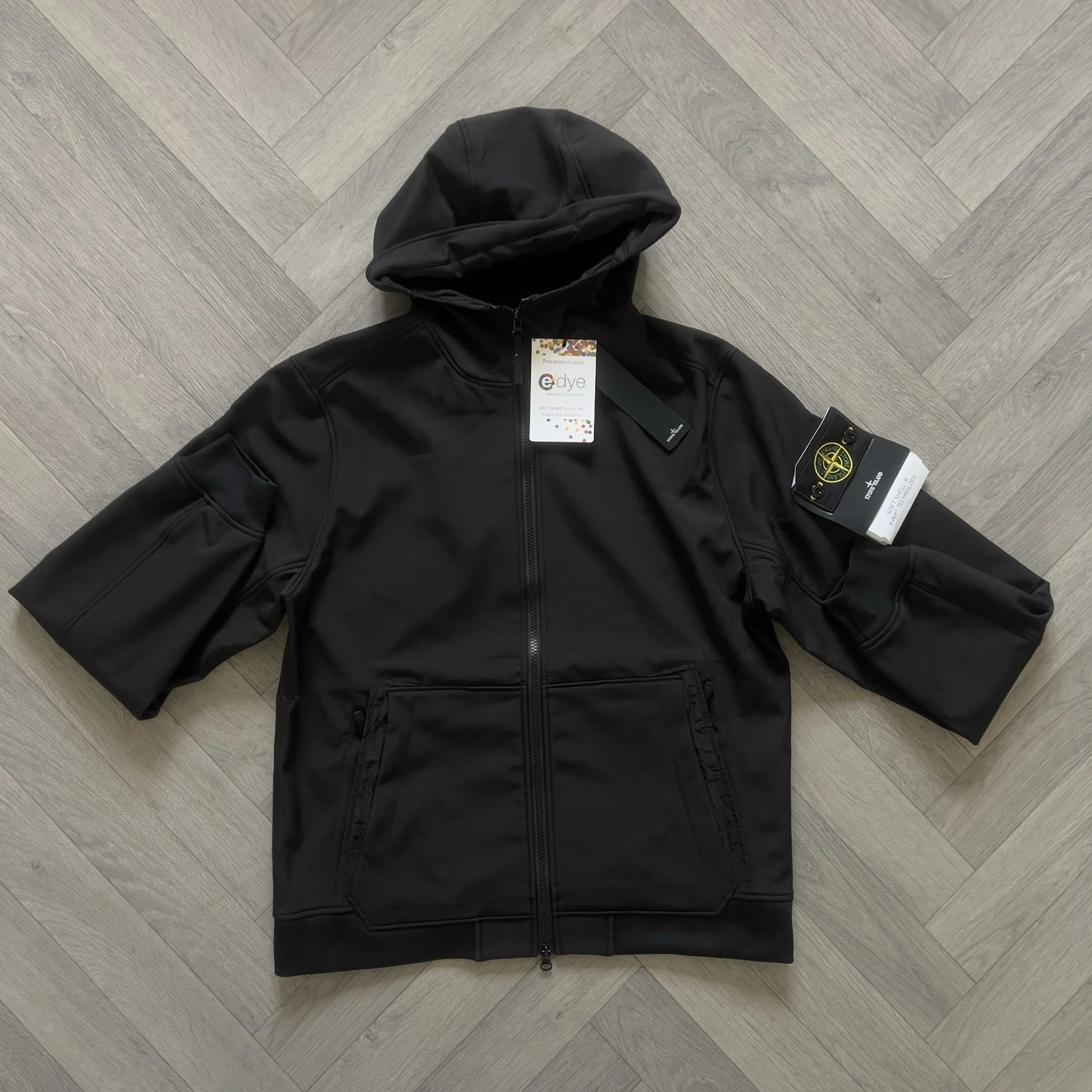 Stone Island Soft Shell-R jacket e.dye black size Large ( L )
Opens in a new window or tab